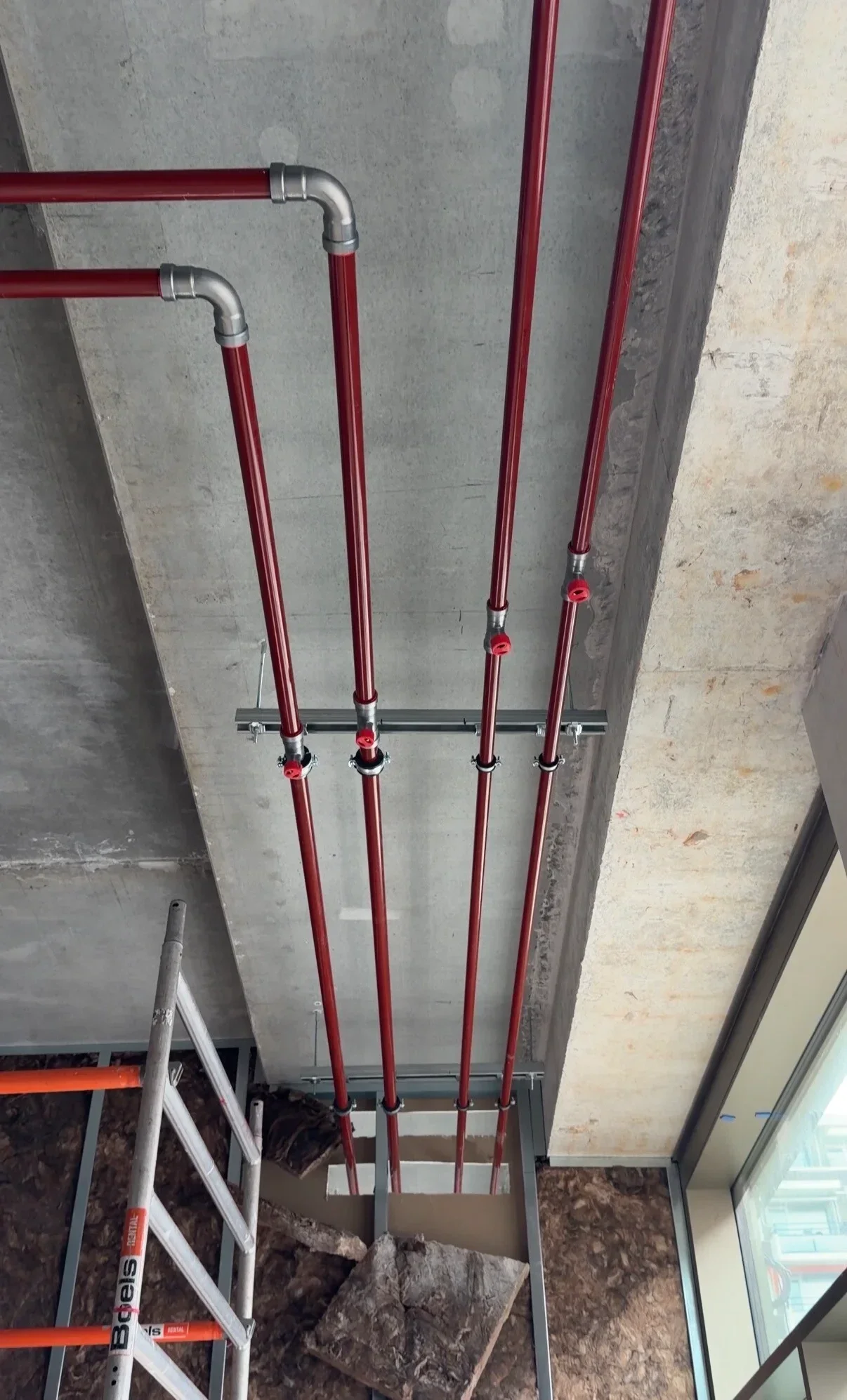 Distributieleidingwerk boven het plafond bij Amenities